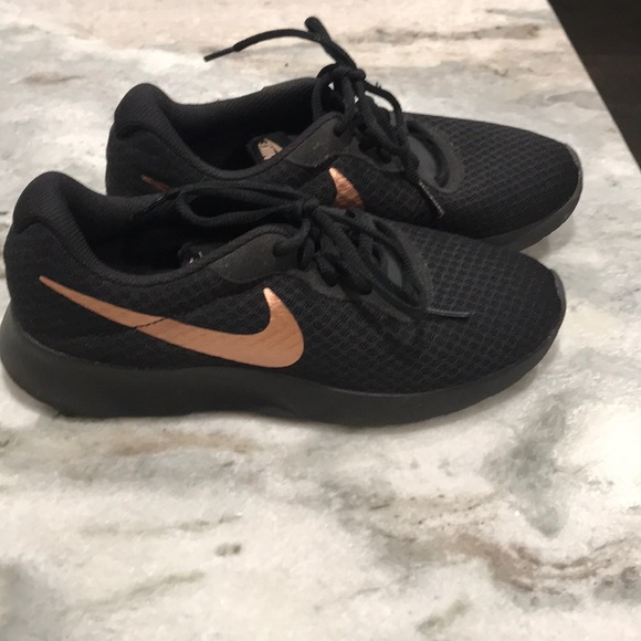 women's black and gold nikes